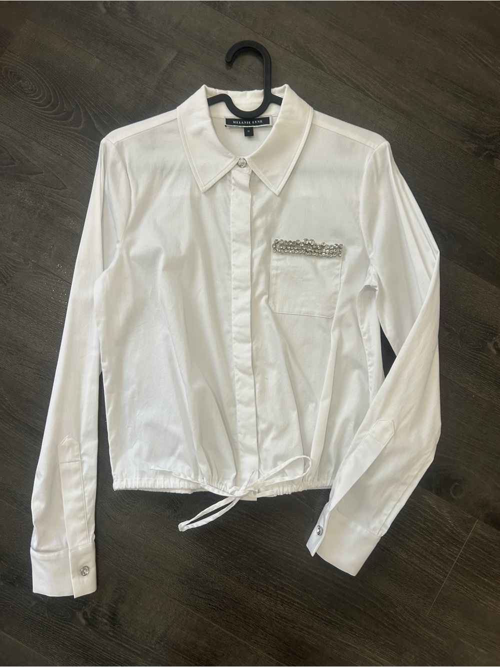 MELANIE LYNE White Button-Down Cropped Shirt with Embellished Pocket